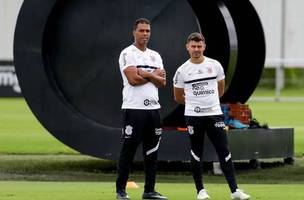 Enquanto busca um novo treinador, Timão tem Lázaro e Alex à frente do time (Foto: Rodrigo Coca/Ag.Corinthians)