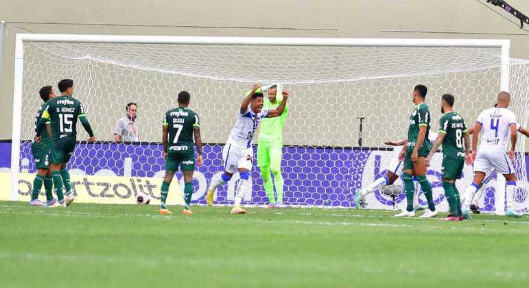 Bruno Mezenga brilha, Água Santa surpreende o Palmeiras e sai na frente na final do Paulista
