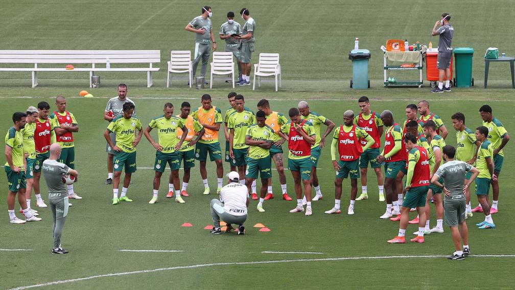 Abel Ferreira conversa com o elenco do Palmeiras antes de treino