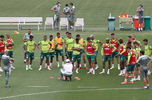 Abel Ferreira conversa com o elenco do Palmeiras antes de treino (Foto: Cesar Greco)