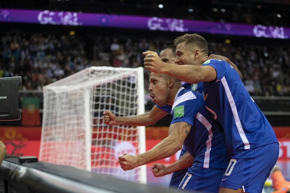 Brasileiros Ferrão e Amandinha são eleitos melhores do mundo em 2021 no  futsal