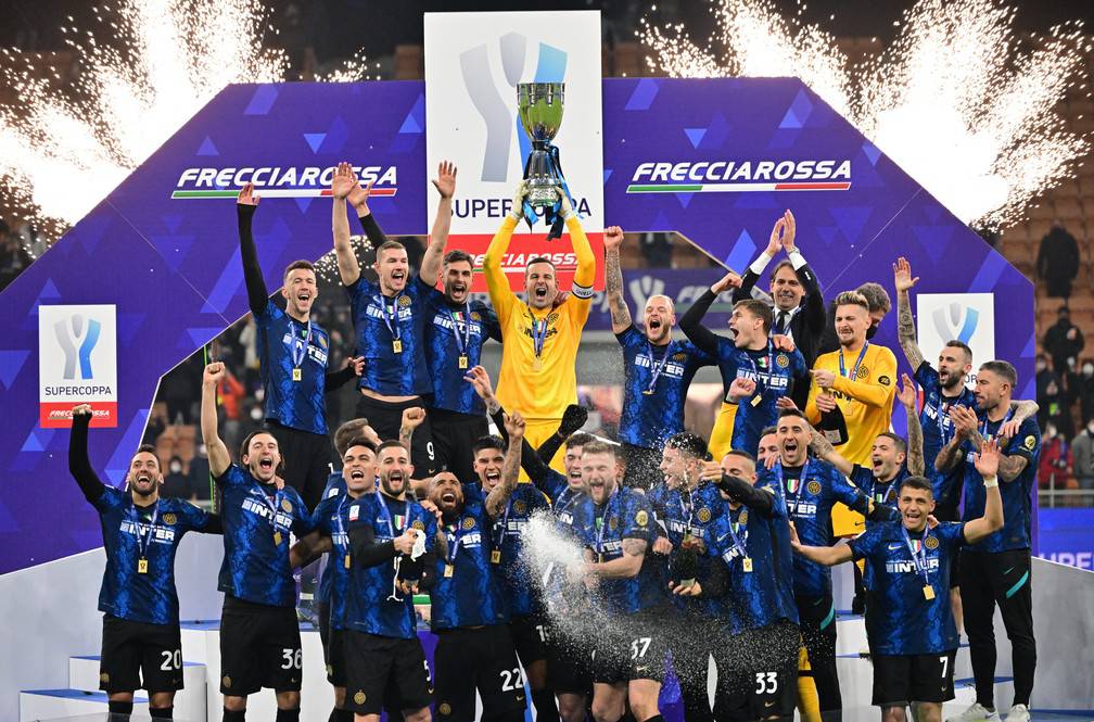 Capitão Handanovic ergue a taça da Supercopa da Itália para a Inter de Milão
