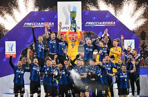 Capitão Handanovic ergue a taça da Supercopa da Itália para a Inter de Milão (Foto: Alberto Lingria/Reuters)