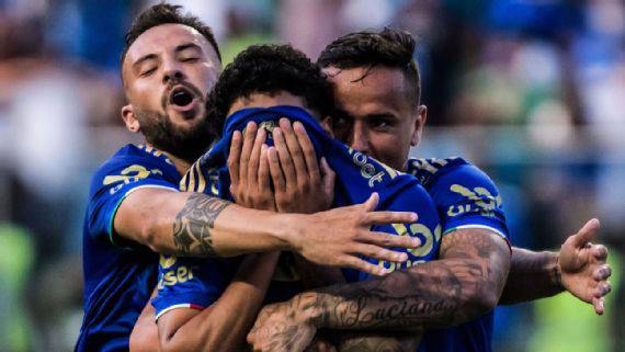 Jogadores do Cruzeiro comemoram gol