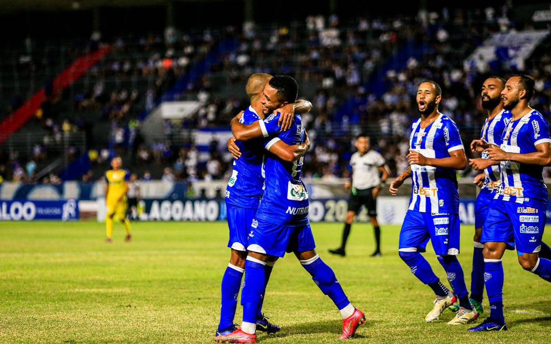 Jogadores do CSA comemoram o gol sobre o Aliança