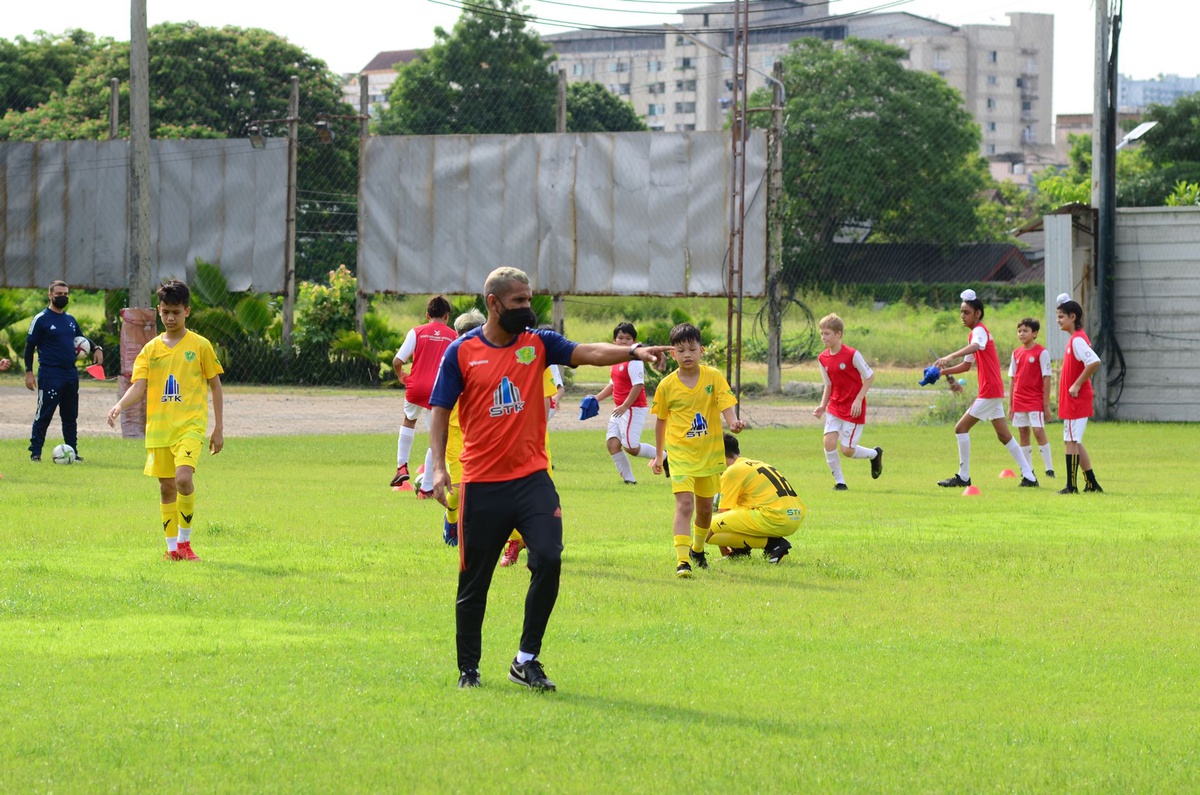 Marabá treinando o sub-12 do STK Muangnont FC