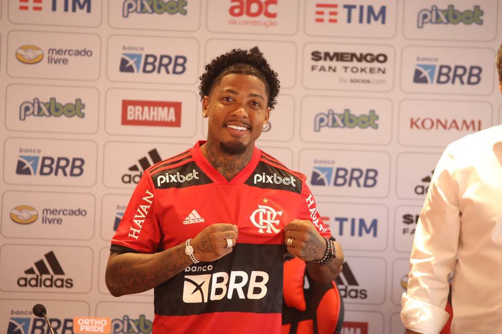 Marinho veste a camisa do Flamengo em sua apresentação