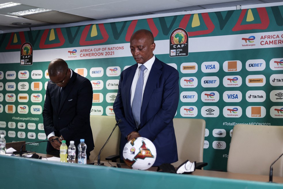 O presidente da CAF, Patrice Motsepe, pede um minuto de silêncio antes de realizar entrevista coletiva nesta terça.