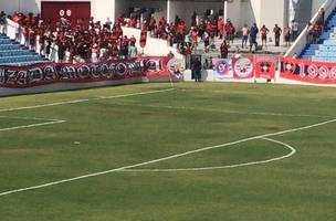 Organizadas do Moto marcam presença no Nhozinho Santos (Foto: Juraci Filho/Mirante AM)