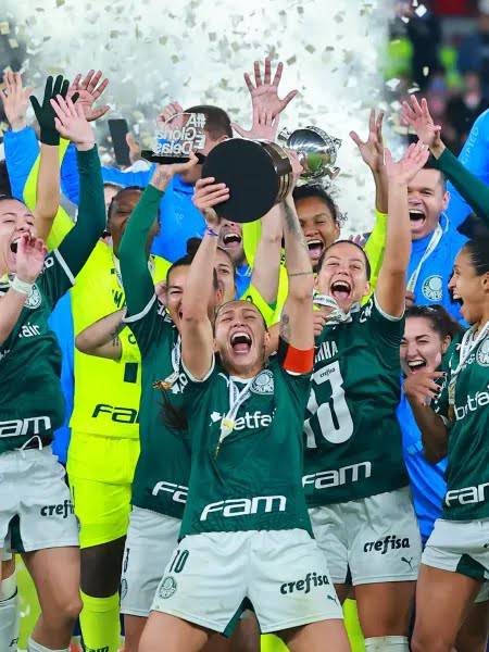 Bia Zaneratto, do Palmeiras, ergue troféu de campeão da Libertadores feminina