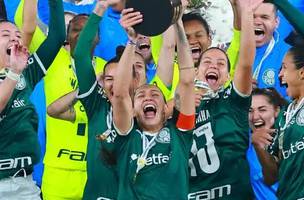 Bia Zaneratto, do Palmeiras, ergue troféu de campeão da Libertadores feminina (Foto: Hector Vivas/Getty Images)