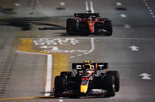 Sergio Pérez lidera GP de Singapura de F1 à frente de Charles Leclerc (Foto: Clive Mason/Getty Images)