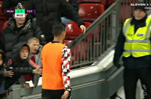 Cristiano Ronaldo deixa jogo do Manchester United com Tottenham quando relógio marcava 44 do segundo tempo (Foto: Reprodução/ElevenSports)