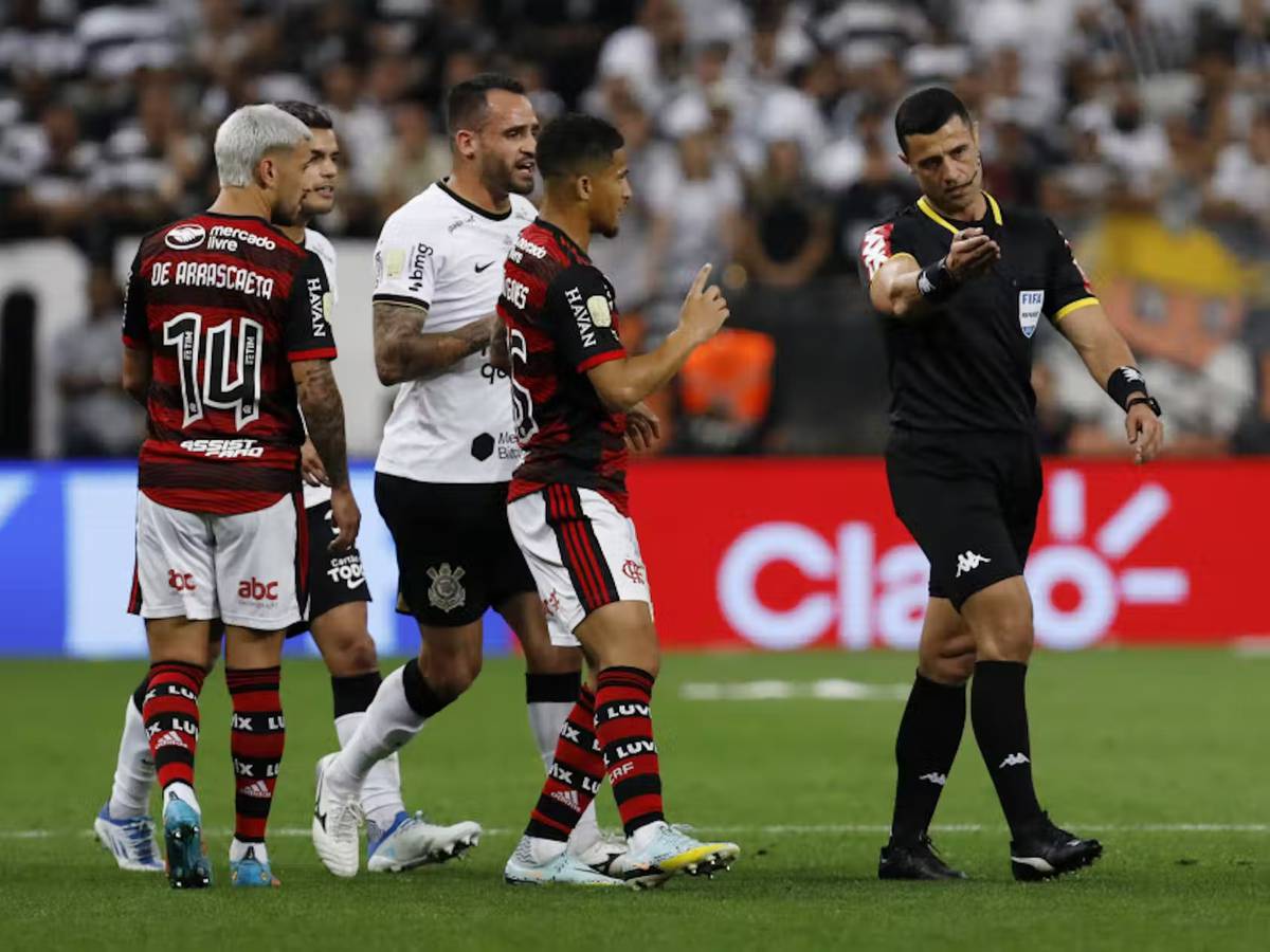 CBF divulga áudio do VAR de pênalti polêmico de Flamengo x Grêmio, pela  Copa do Brasil, copa do brasil
