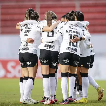 Jogadoras do Corinthians comemoram gol contra o Olimpia pela Libertadores feminina