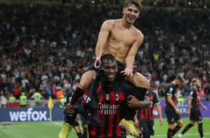 Rafael Leão carrega nos ombros o espanhol Brahim Díaz, após o golaço do colega contra a Juventus (Foto: Jonathan Moscrop/Getty Images)