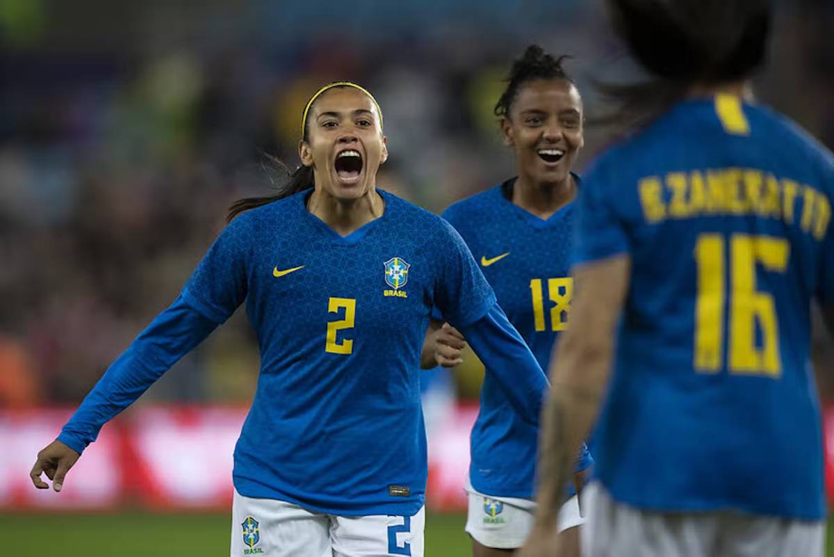 Jogando na Vila Belmiro, Brasil perde para o Canadá no futebol