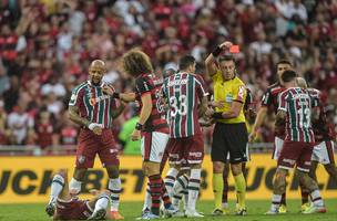 Fluminense teve três vermelhos contra o Flamengo (Foto: Thiago Ribeiro/AGIF)