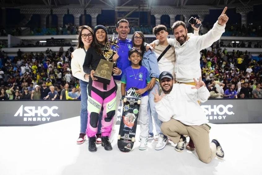 Ao lado da família e da sua equipe, a Fadinha comemora o título