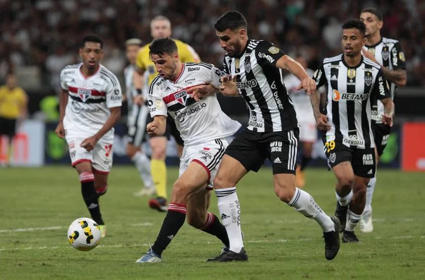 Calleri disputa bola com marcadores atleticanos, no jogo do primeiro turno