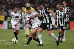 Calleri disputa bola com marcadores atleticanos, no jogo do primeiro turno (Foto: Rubens Chiri / saopaulofc.net)