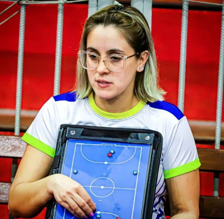 Fabiana Pereira é treinadora de futsal sub-07