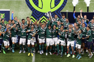 Palmeiras recebe a 11° taça do Brasileirão (Foto: Fábio Menotti/ Palmeiras)