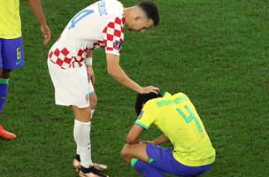 Brasil está eliminado da copa do Catar. Marquinhos lamenta após perder o pênalti e é consolado por Perisic. (Foto: Reprodução/Twitter FIFA)