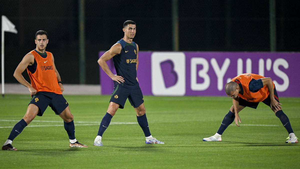 Cristiano Ronaldo treina entre os reservas de Portugal
