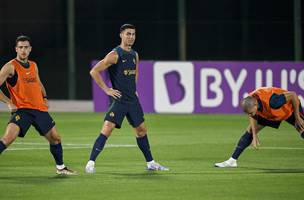 Cristiano Ronaldo treina entre os reservas de Portugal (Foto: PATRICIA DE MELO MOREIRA / AFP)