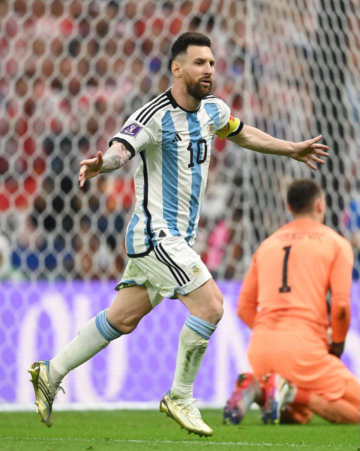 Messi comemora após marcar para a Argentina