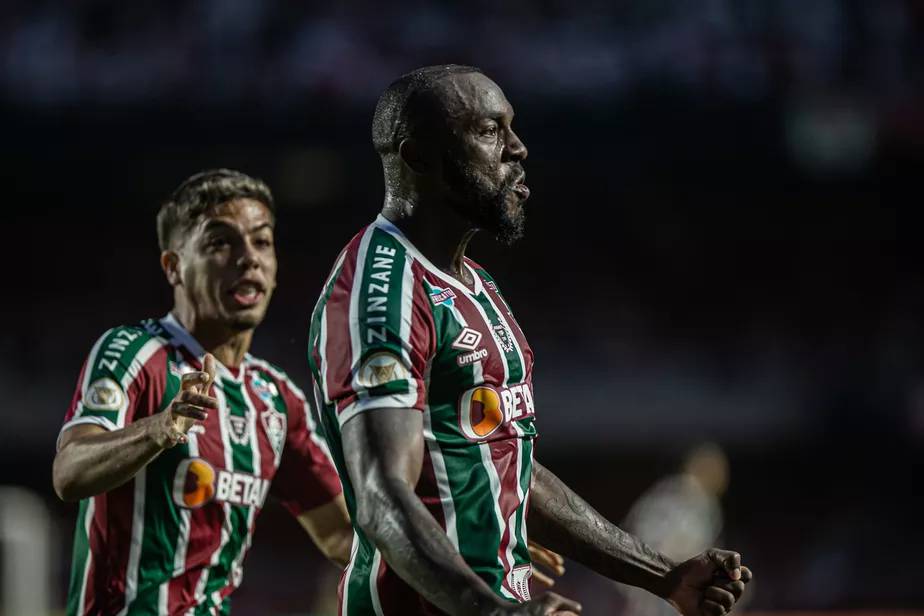Observado por Nonato, Manoel comemora seu gol sobre o São Paulo