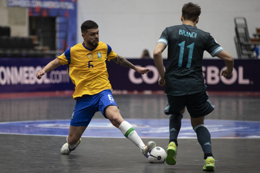 BN Esportes on X: Futsal: Goleiro brasileiro defende pênalti com o rosto e  derruba o gol  / X