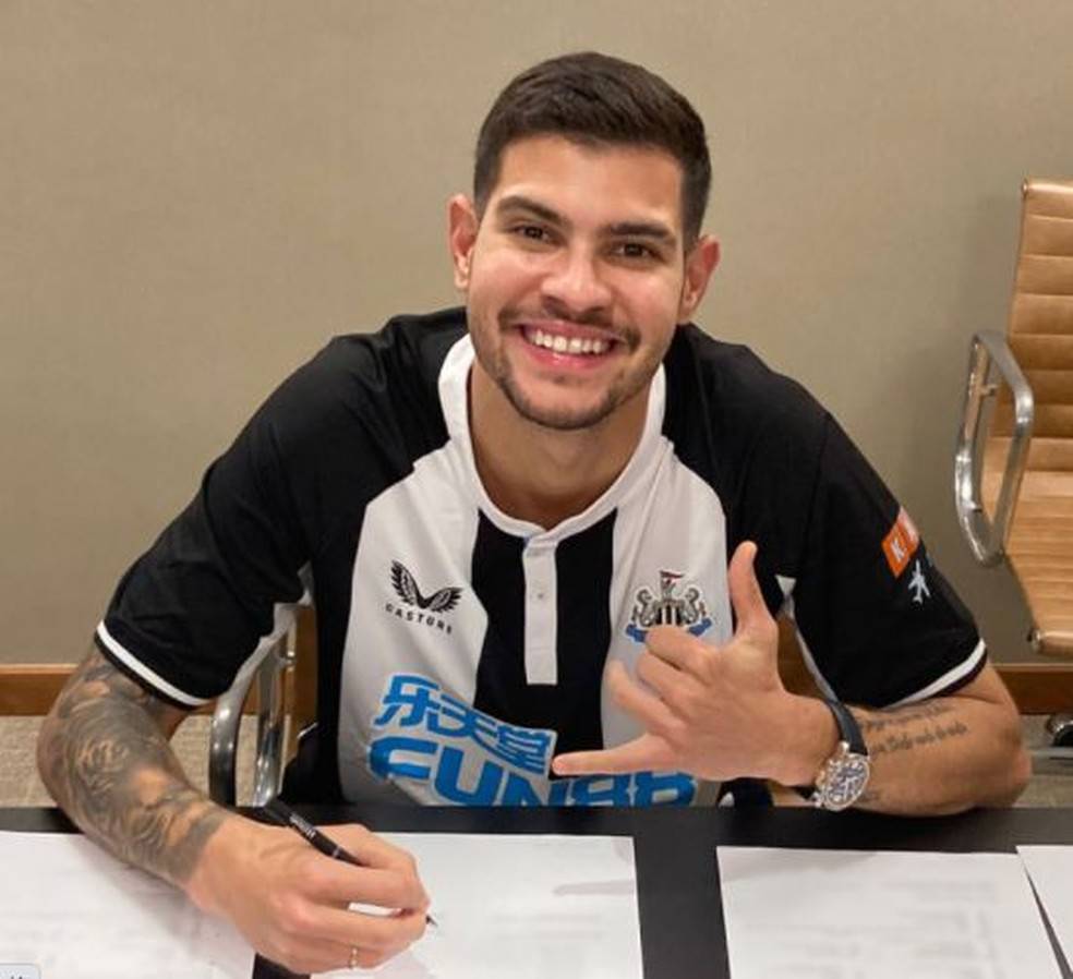 Bruno Guimarães posa com a camisa do Newcastle