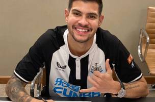 Bruno Guimarães posa com a camisa do Newcastle (Foto: DIVULGAÇÃO/NEWCASTLE)