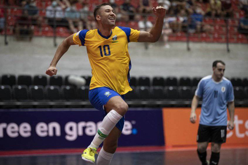 Camisa 10 da Seleção de futsal, Pito foi o grande destaque na vitória sobre o Uruguai