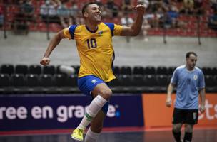 Camisa 10 da Seleção de futsal, Pito foi o grande destaque na vitória sobre o Uruguai (Foto: Thais Magalhães / CBF)