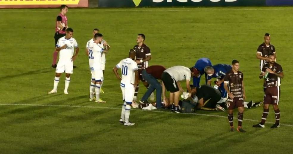 Choque no gramado durante a partida Juventus x Avaí