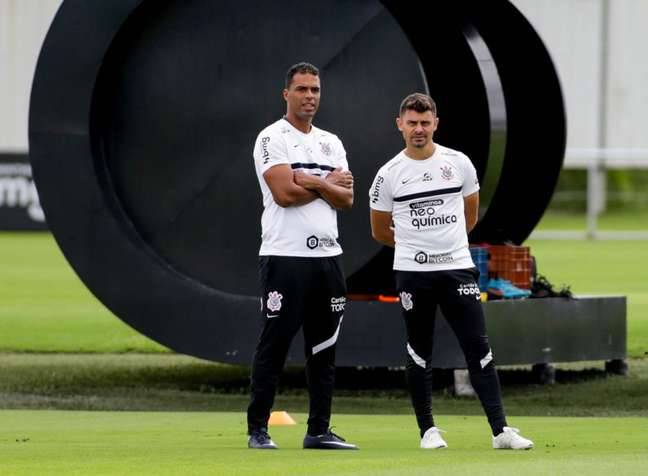 Enquanto busca um novo treinador, Timão tem Lázaro e Alex à frente do time