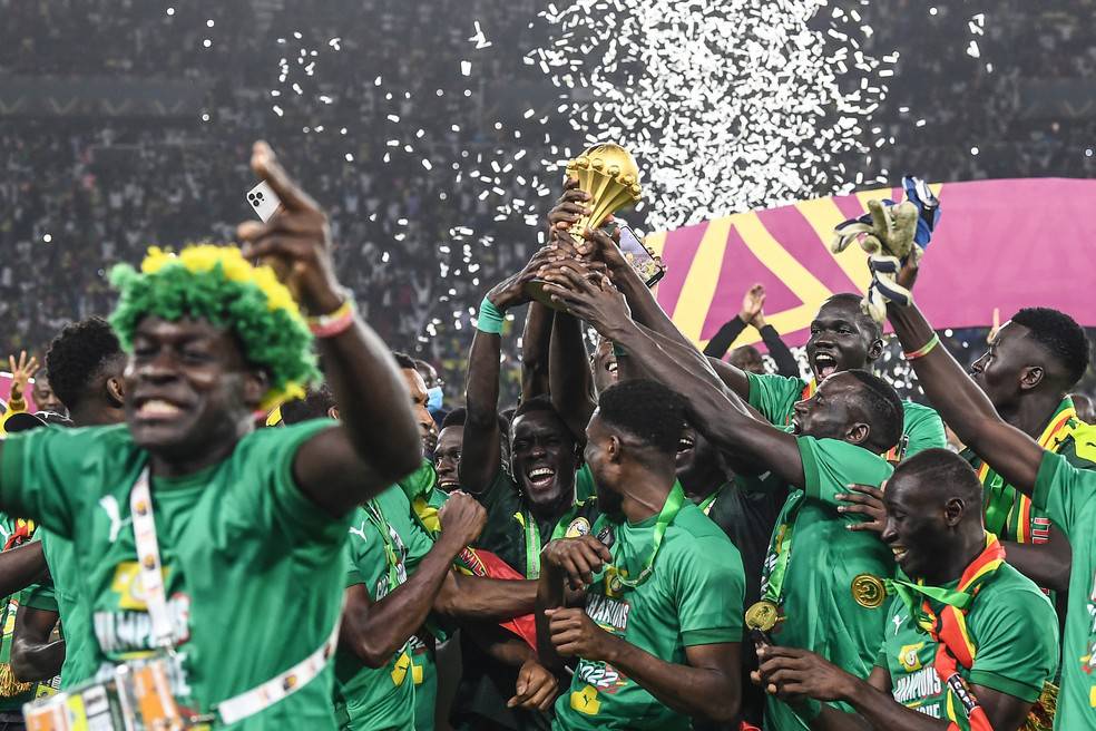 Jogadores do Senegal levantam o troféu inédito