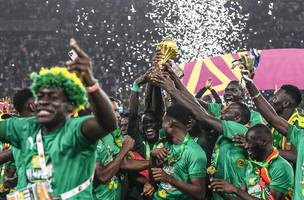 Jogadores do Senegal levantam o troféu inédito (Foto: AFP)