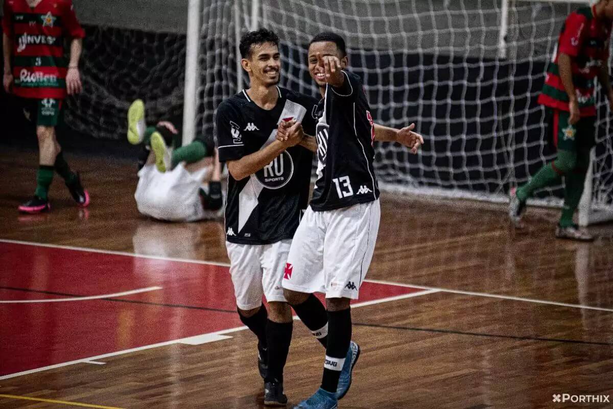 Kaio (esquerda) comemora gol pelo futsal do Vasco