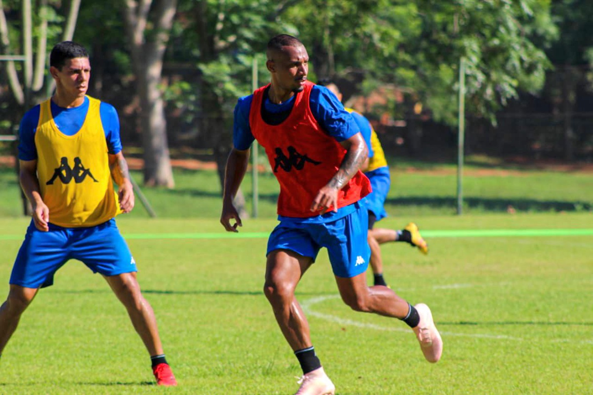 Renato Silva jogando no General Caballero