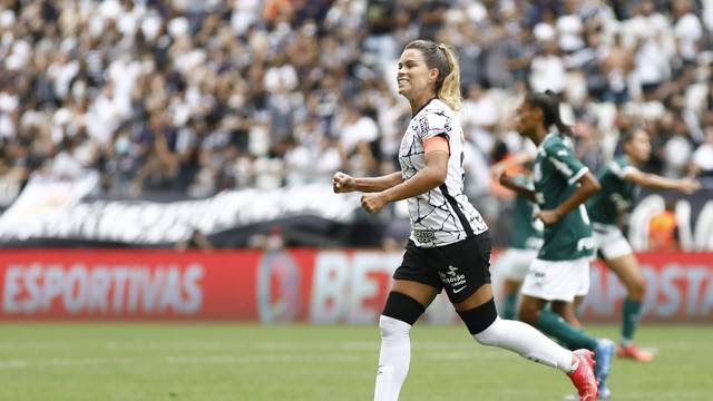 Tamires comemora o gol do Corinthians contra o Palmeiras