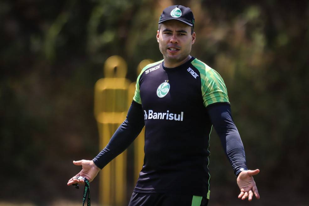 Técnico Jair Ventura em treino do Juventude