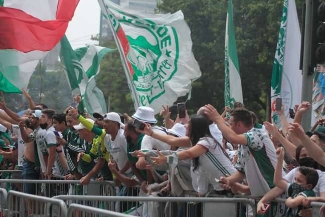 Torcedores do Palmeiras se concentraram em frente à academia da equipe, na zona oeste de São Paulo, para apoiar os jogadores e comissão técnica