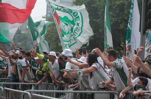 Torcedores do Palmeiras se concentraram em frente à academia da equipe, na zona oeste de São Paulo, para apoiar os jogadores e comissão técnica (Foto: Matheus Tahan/W9 Press / Estadão)