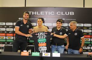 Victor Oliveira (sócio da SAF), Ricardo Oliveira, Fábio Mineiro (gerente de futebol) e Vinícius Diniz (sócio da SAF) em coletiva de imprensa (Foto: Click Podium)