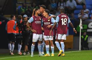 Douglas Luiz marcou gol olímpico na goleada de 4 a 1 em cima do Bolton Wonderers pela Copa da Liga Inglesa (Foto: Getty Images)