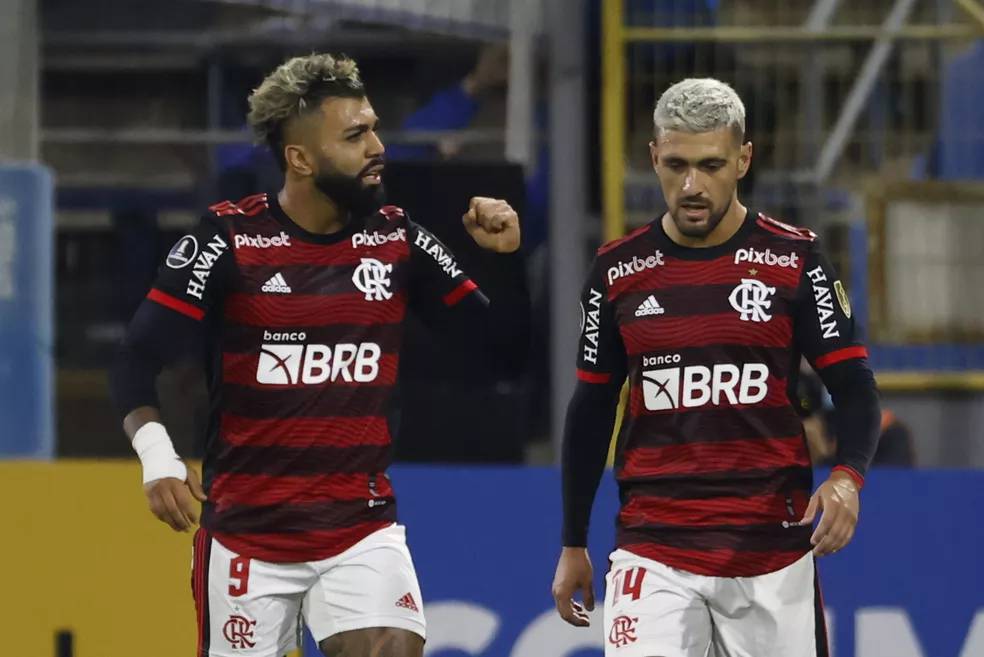 Gabigol e Arrascaeta comemoram em jogo do Flamengo